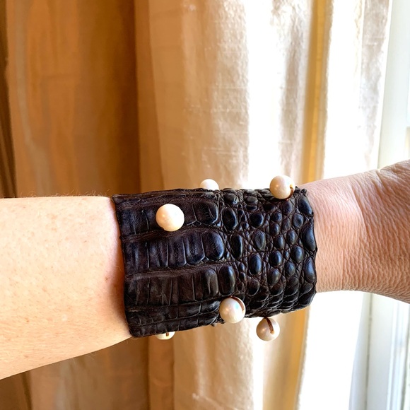 Sweet Olive Crocodile Cuff with Large Fresh Water Pearls - Picture 4 of 6